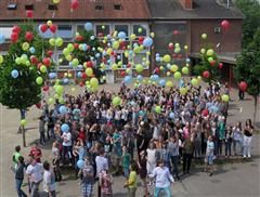 An der Schermbecker Gesamtschule in Wesel stiegen Luftballons in die Luft