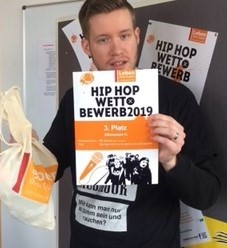 MC Smook gewann den 3. Platz in der Gruppe der über 17-Jährigen und will seinen Preis spenden